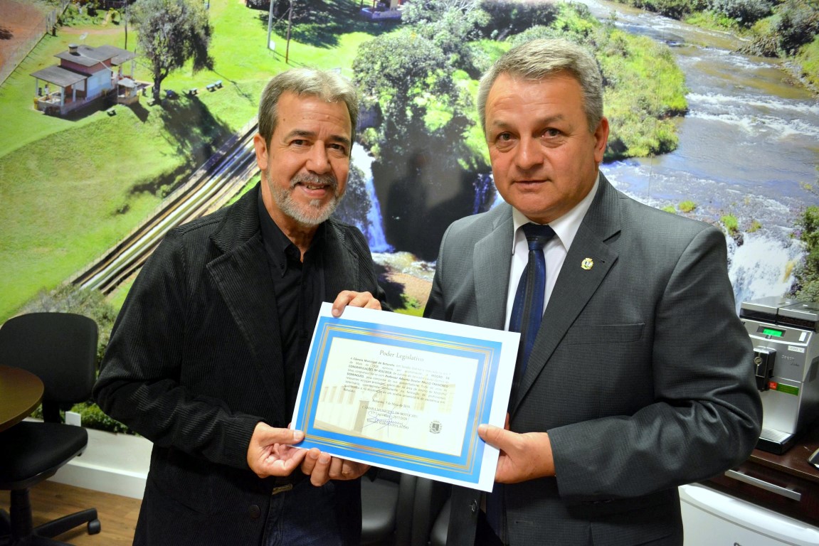 Docente é homenageado por vida de trabalho e dedicação